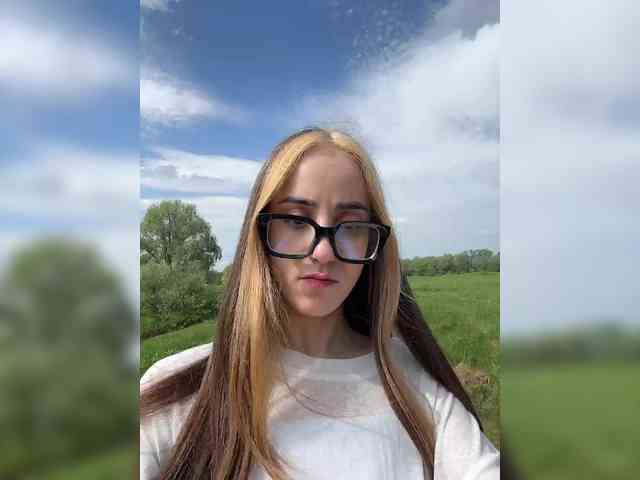Este modelo está ao vivo agora. SweetPussies