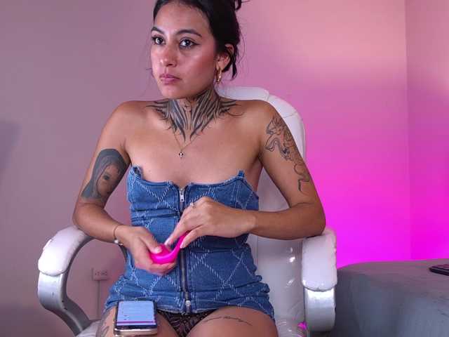NicolleSweett04 live cam on BongaCams