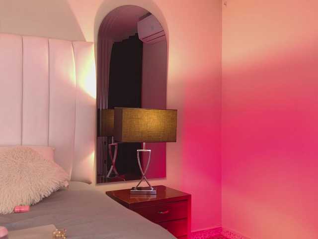 NicolleSweett04 live cam