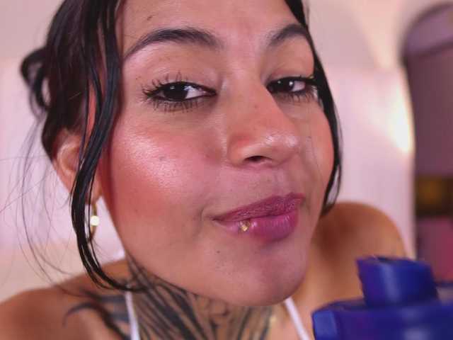 NicolleSweett04 live webcam show