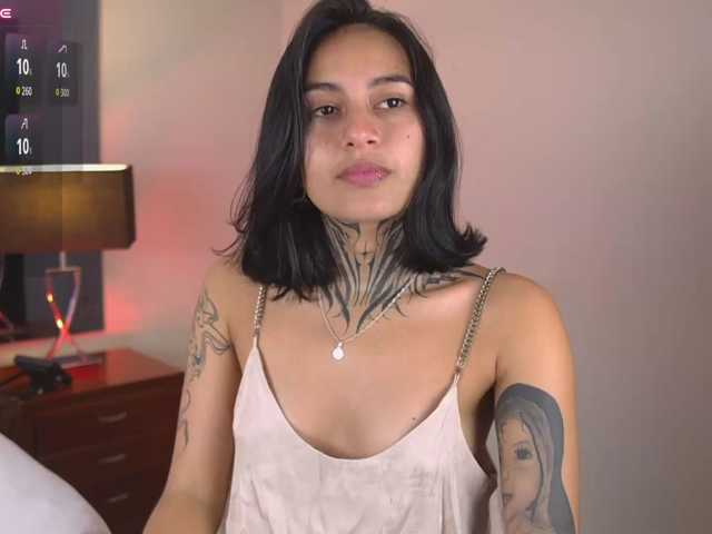 NicolleSweett04 live cam on BongaCams