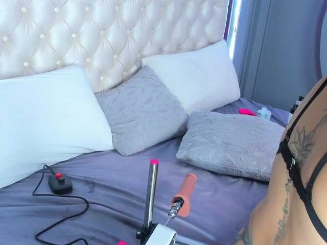 NicolleSweett04's BongaCams show and profile