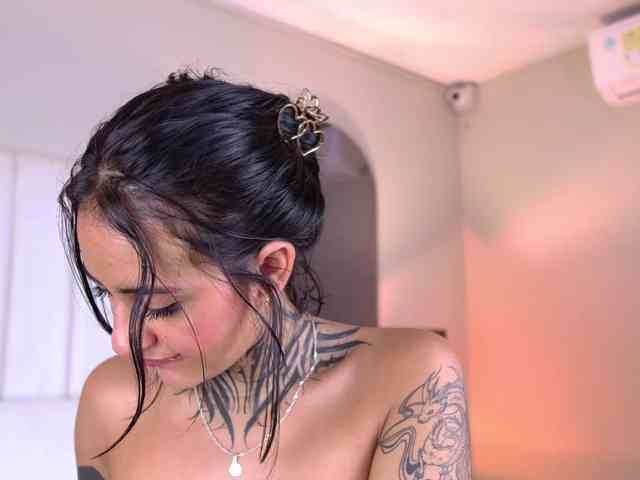 NicolleSweett04 webcam