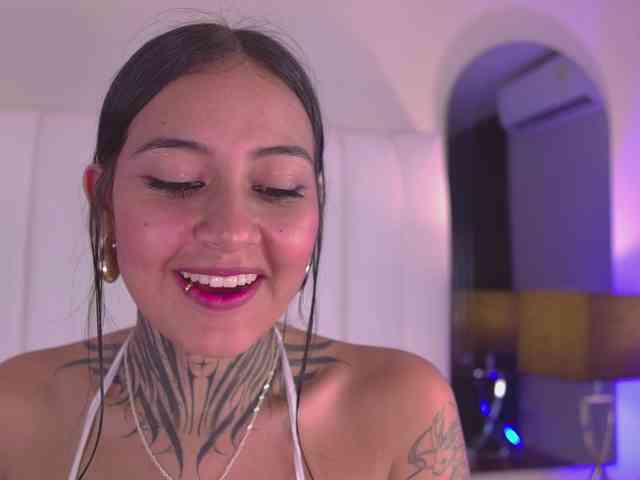 NicolleSweett04 webcam