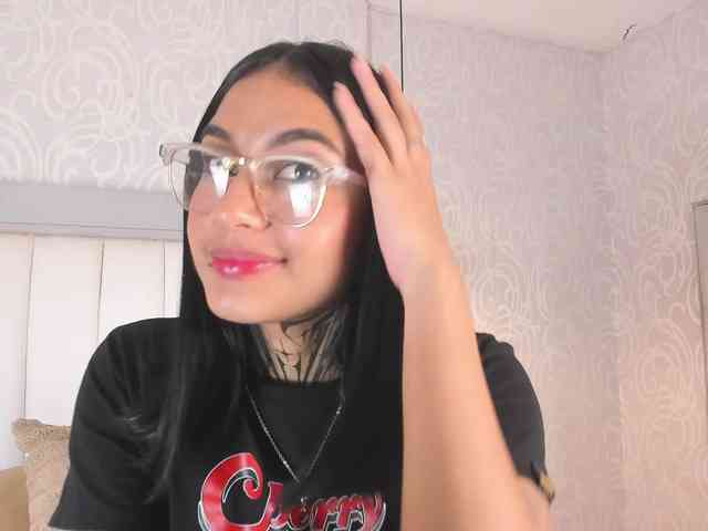 NicolleSweett04 webcam