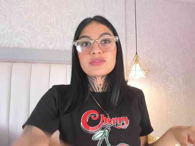 NicolleSweett04 webcam