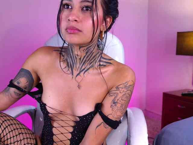 NicolleSweett04 webcam