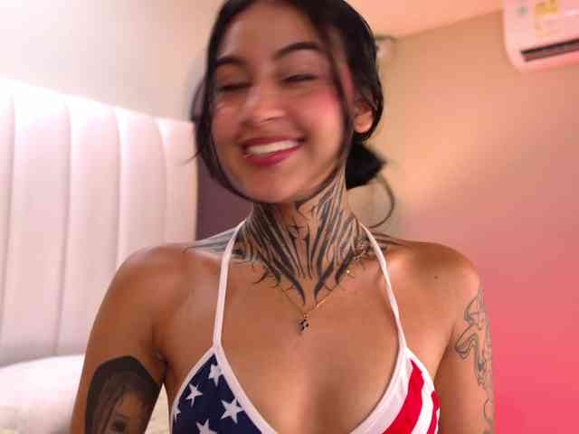 NicolleSweett04 webcam