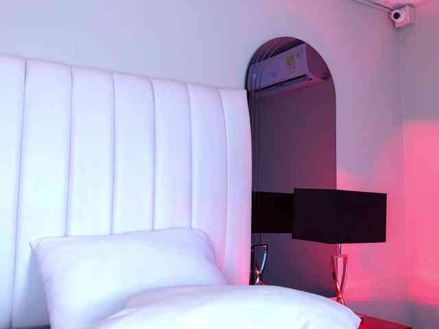NicolleSweett04 webcam