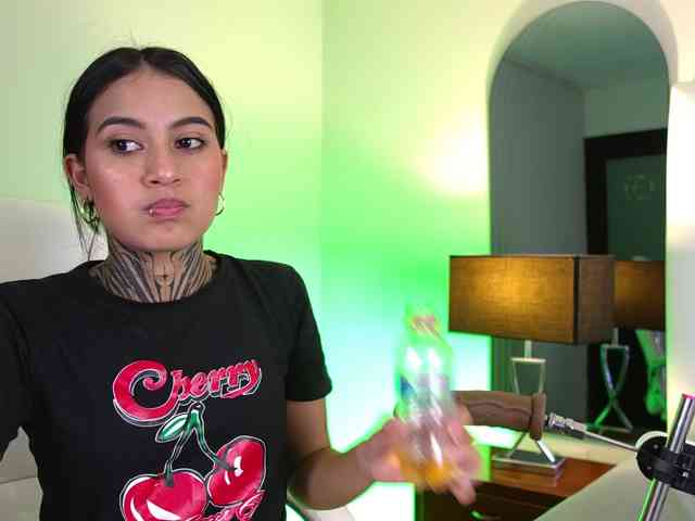 NicolleSweett04 webcam