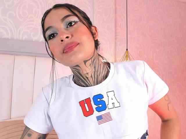 NicolleSweett04 webcam