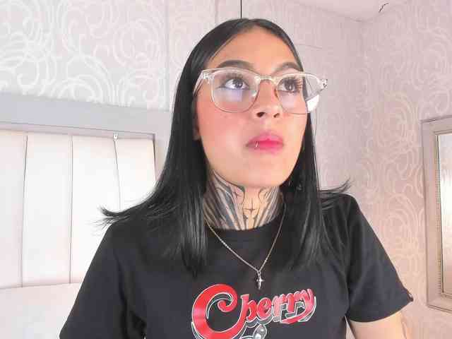 NicolleSweett04 webcam