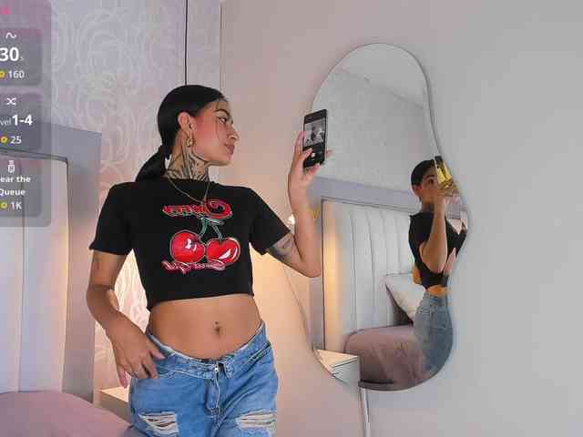 NicolleSweett04 webcam