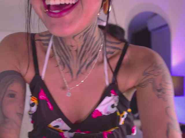 NicolleSweett04 webcam