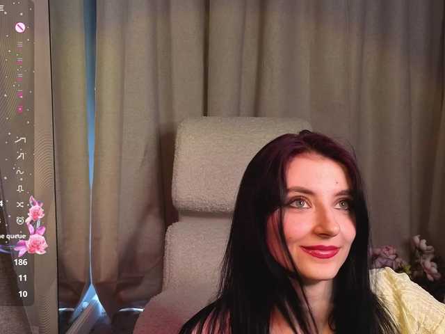 NicoleLuxe's BongaCams show and profile