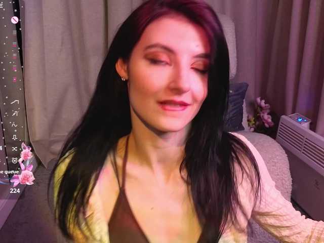 NicoleLuxe's BongaCams show and profile