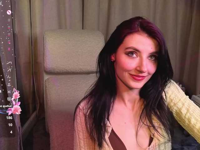 NicoleLuxe Live Cam and Statistics on UnifiedCams