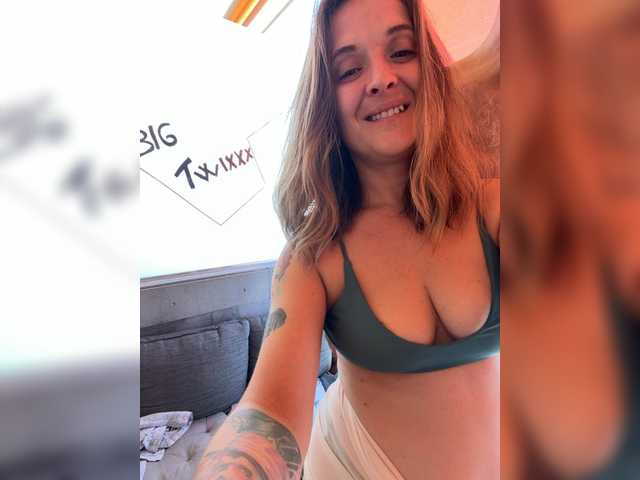 BigTwiXXX live cam on BongaCams