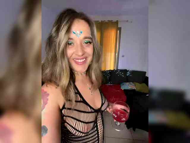यह मॉडल अभी लाइव है. BigTwiXXX