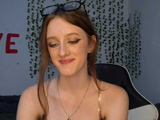 VikkiShon live cam on BongaCams
