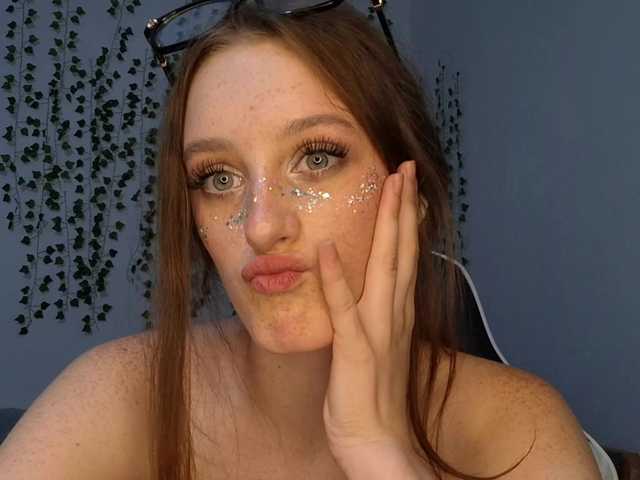 VikkiShon live cam on BongaCams