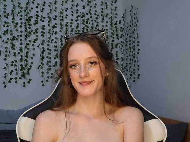 VikkiShon live cam on BongaCams