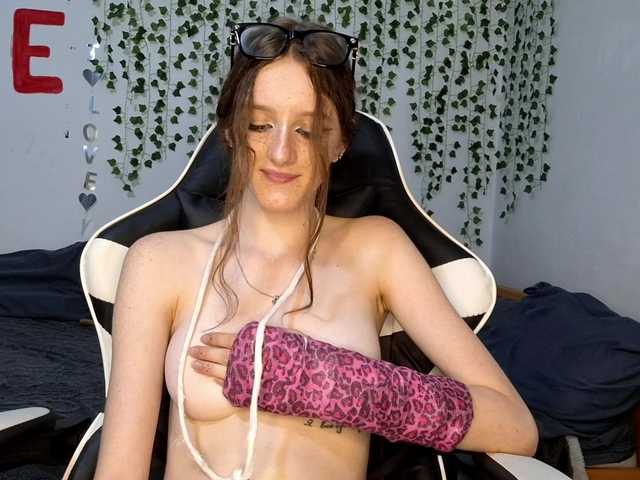VikkiShon live cam on BongaCams