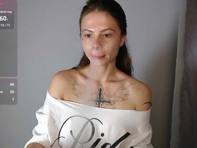 HoneyMira live cam on BongaCams