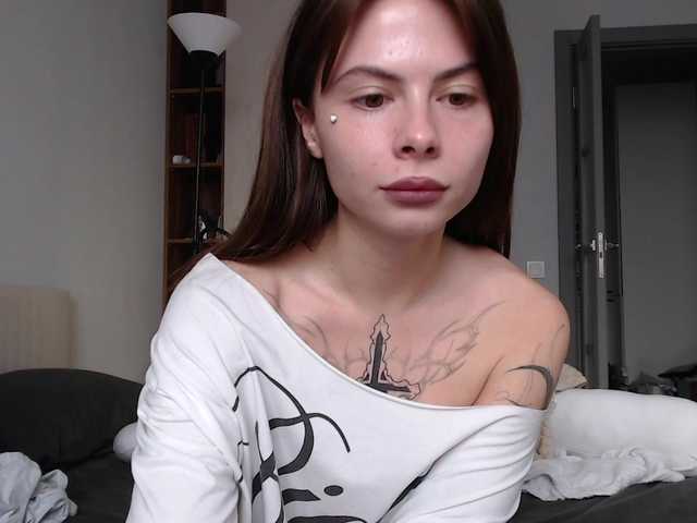 HoneyMira live cam on BongaCams