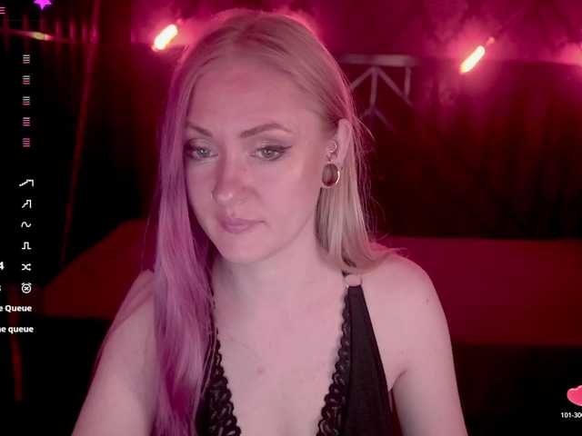 DramaQuenns webcam