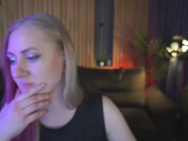 DramaQuenns webcam