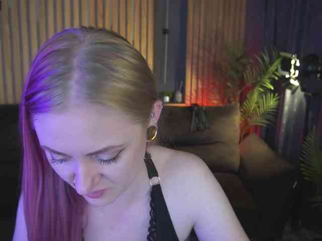 DramaQuenns webcam