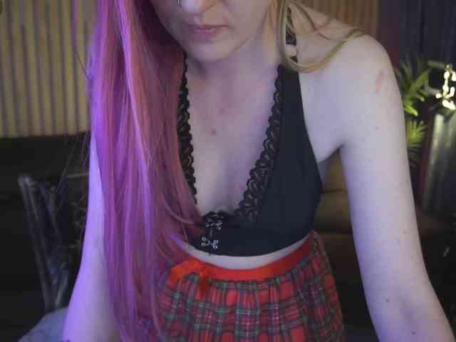 DramaQuenns webcam
