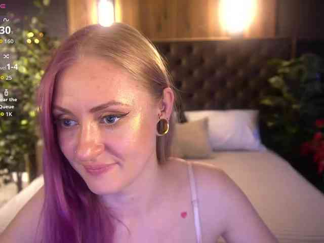DramaQuenns webcam