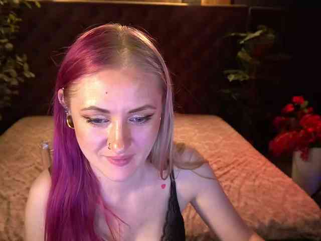 DramaQuenns webcam