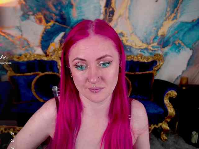 DramaQuenns webcam