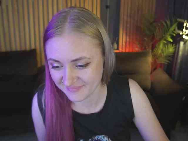 DramaQuenns webcam
