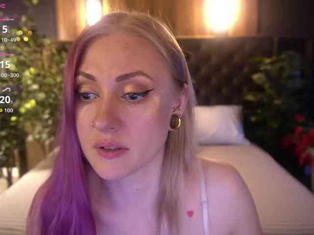 DramaQuenns webcam