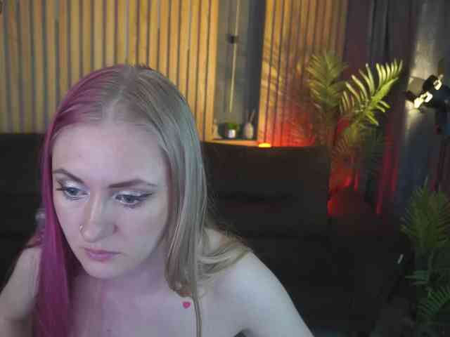 DramaQuenns webcam