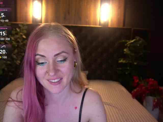 DramaQuenns webcam