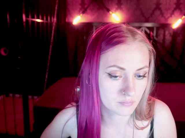 DramaQuenns webcam