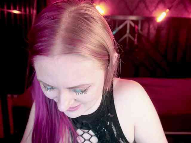 DramaQuenns webcam