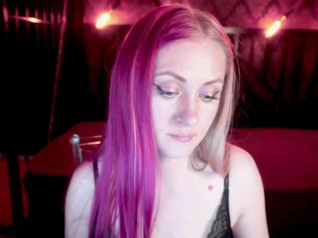 DramaQuenns webcam