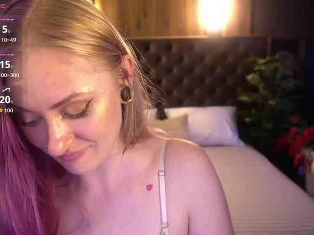 DramaQuenns webcam
