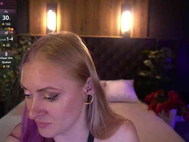 DramaQuenns webcam