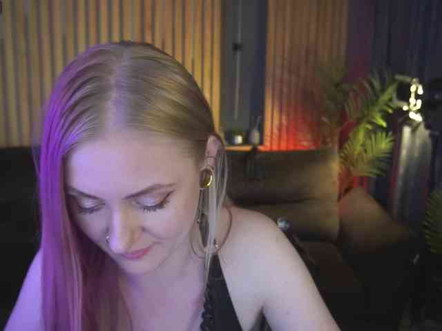 DramaQuenns webcam