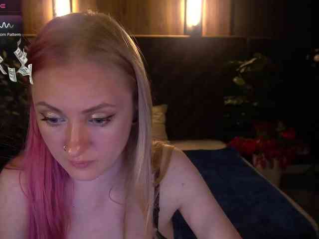 DramaQuenns webcam