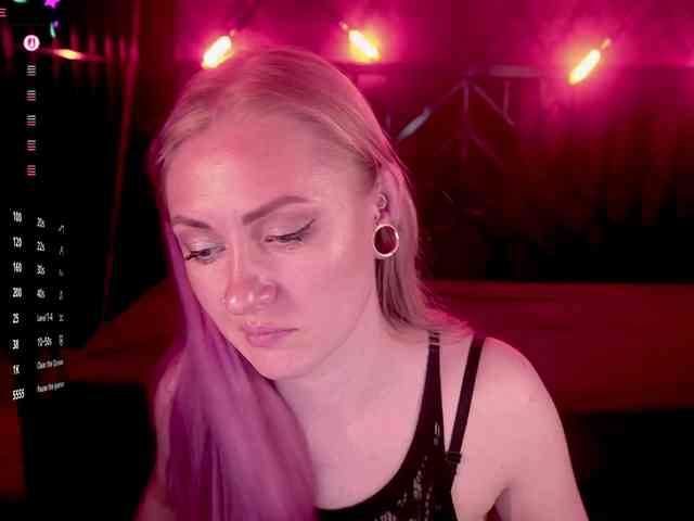 DramaQuenns webcam