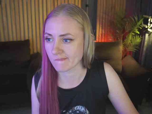 DramaQuenns webcam