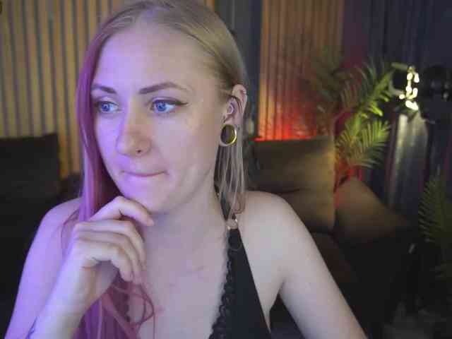 DramaQuenns webcam